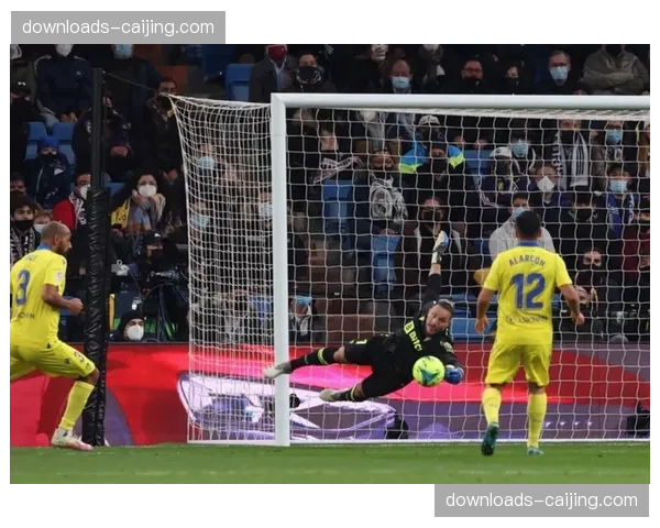 特写：加的斯门将连续三次神扑，力保球门不失